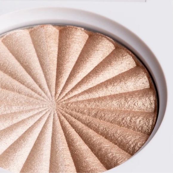 NEW! OFRA HIGHLIGHTER LIQUID-TO-BAKED FORMULA IN SHADE MILK & COOKIES FULL SIZE - Picture 3 of 9